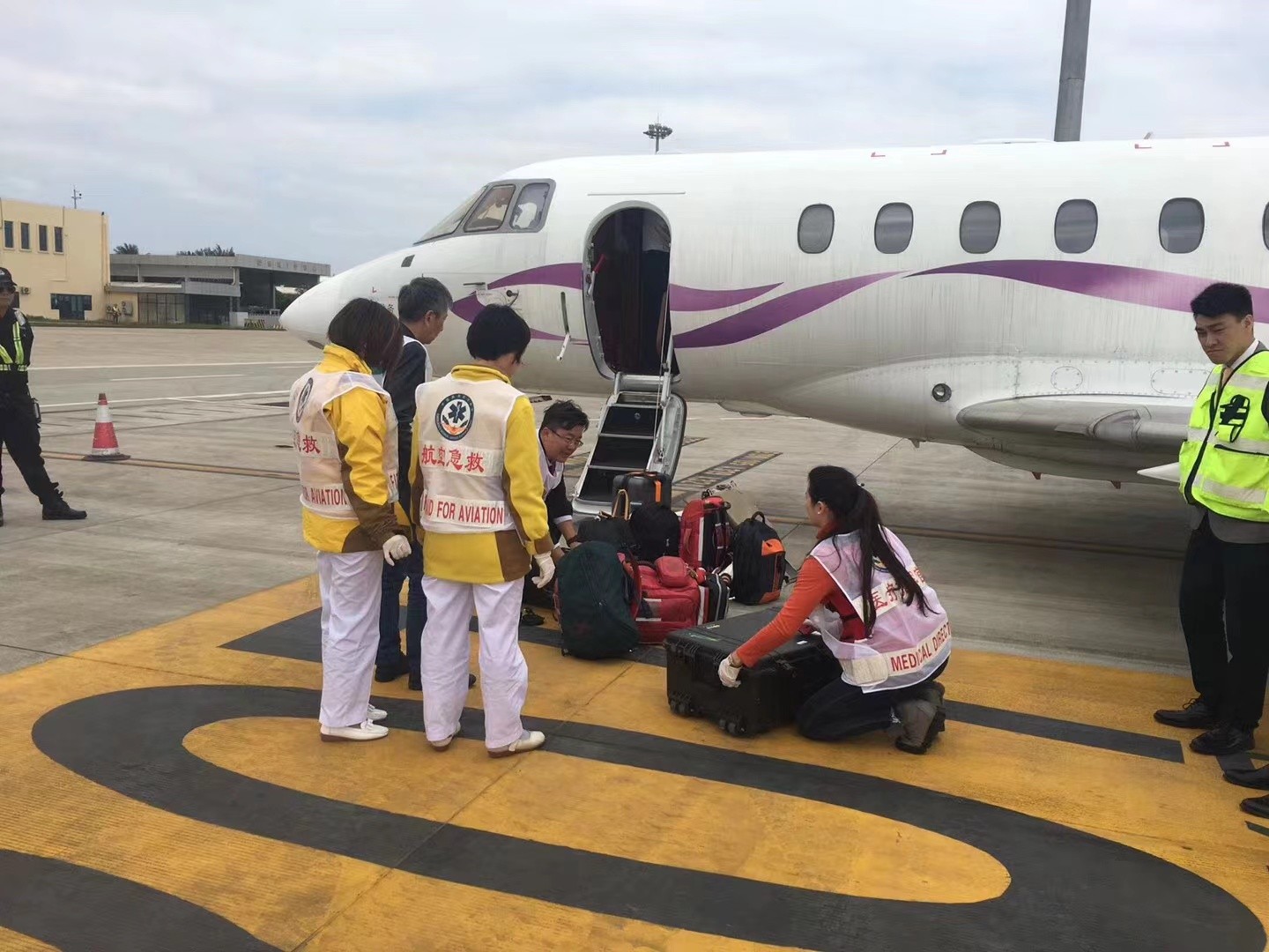 梧州香港出入境救护车出租